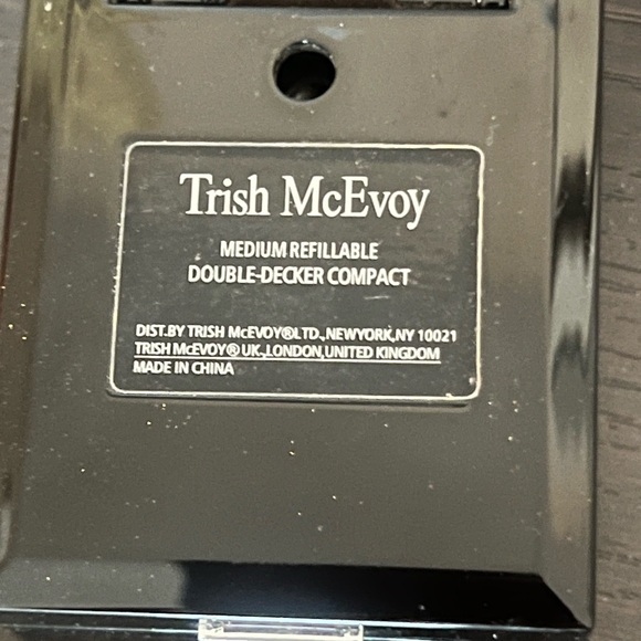 Trish McEvoy Sleek Black Compact - Picture 1 of 6